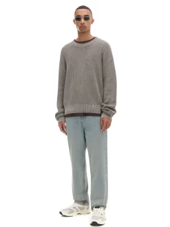 Beżowy sweter z prążkowanej dzianiny
