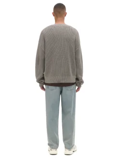 Beżowy sweter z prążkowanej dzianiny