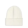 Biała czapka beanie z dodatkiem wiskozy
