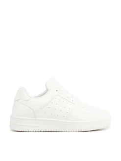 Białe sneakersy