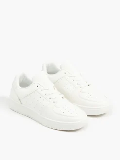 Białe sneakersy