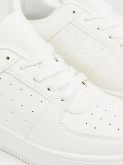 Białe sneakersy