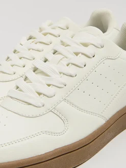 Białe sneakersy z imitacji skóry