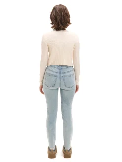 Błękitne jeansy skinny z przetarciami