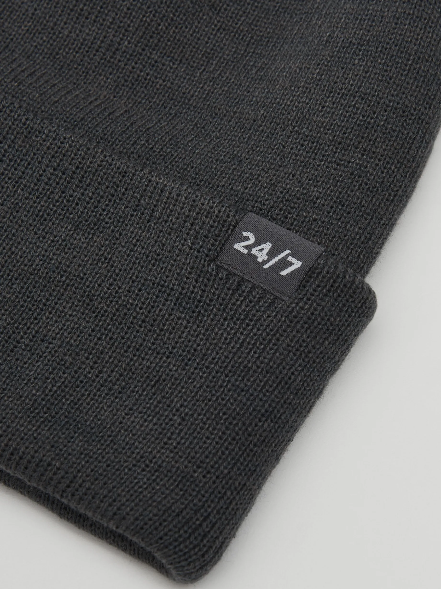 Ciemnoszara czapka beanie