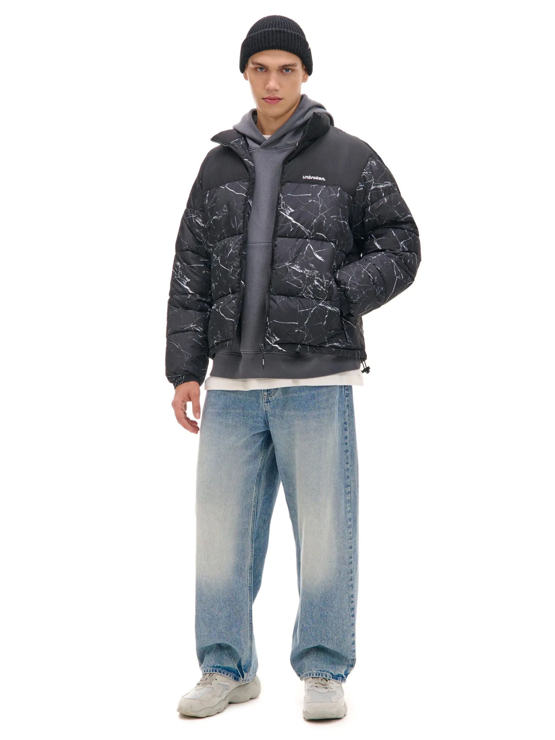 Ciemnoszara kurtka puffer z nadrukiem