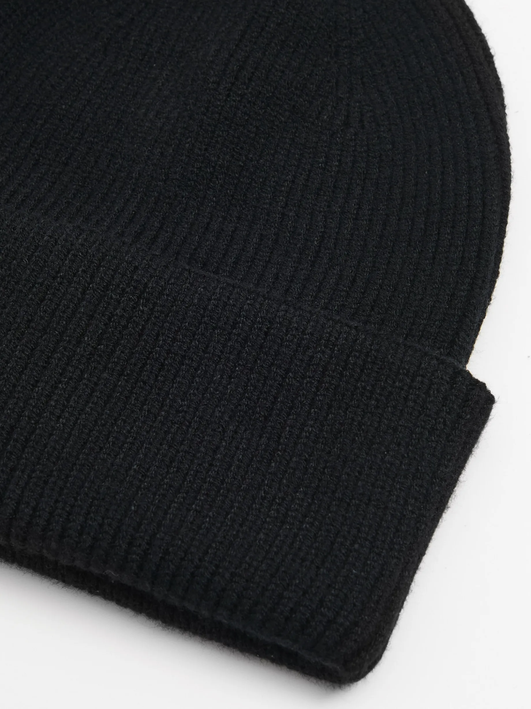 Czarna czapka beanie z dodatkiem wiskozy