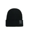 Czarna czapka beanie z naszywką