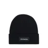 Czarna czapka beanie z naszywką