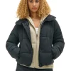Czarna kurtka puffer