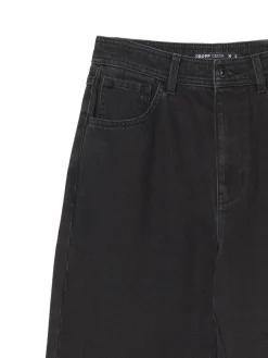 Czarne jeansy straight z efektem sprania