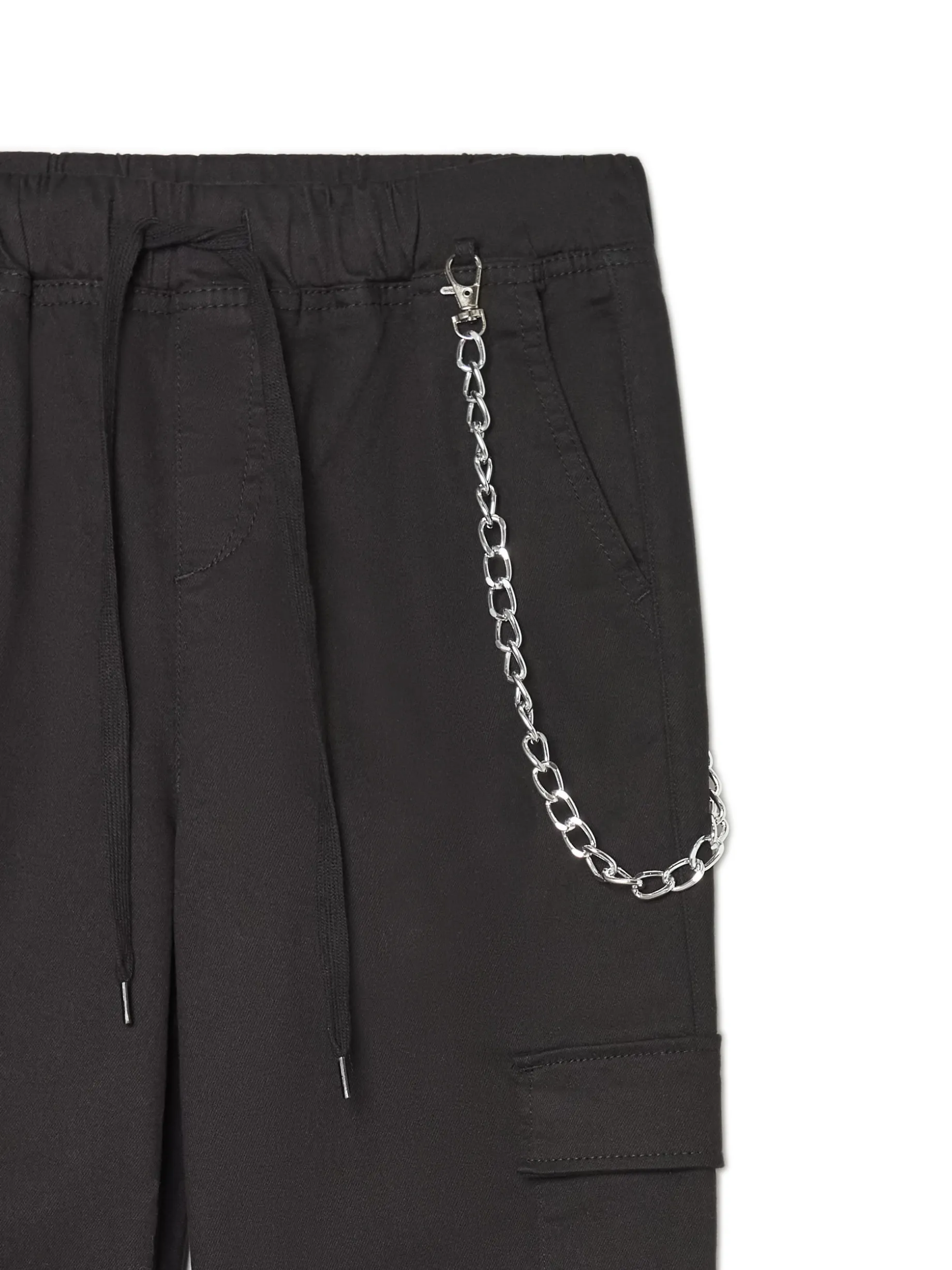 Czarne joggery cargo z łańcuchem