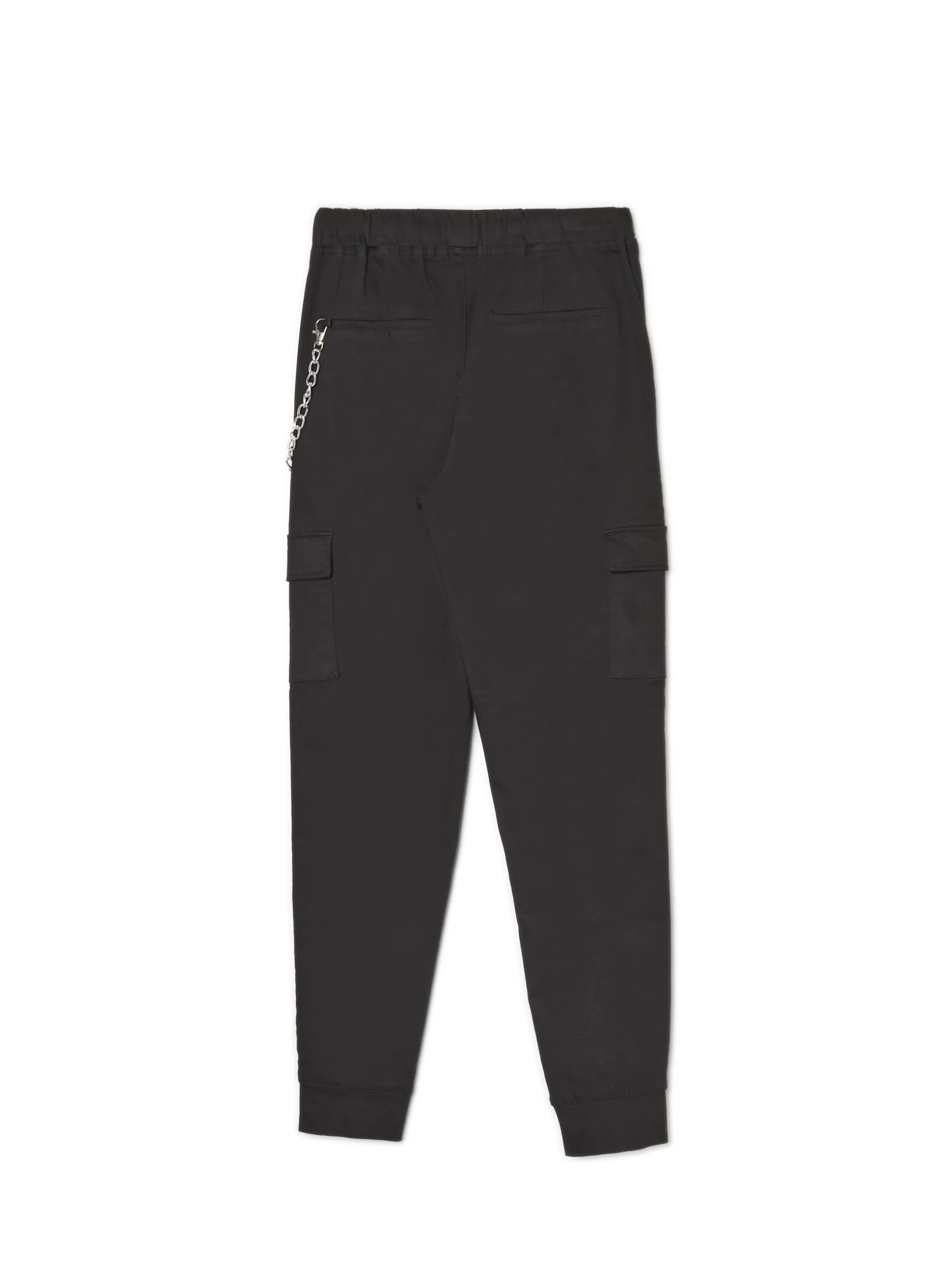 Czarne joggery cargo z łańcuchem