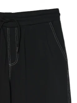 Czarne joggery z białym przeszyciem