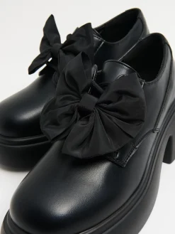 Czarne loafersy z kokardami