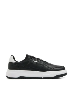 Czarne sneakersy z białymi elementami