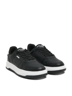 Czarne sneakersy z białymi elementami