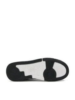Czarne sneakersy z białymi elementami