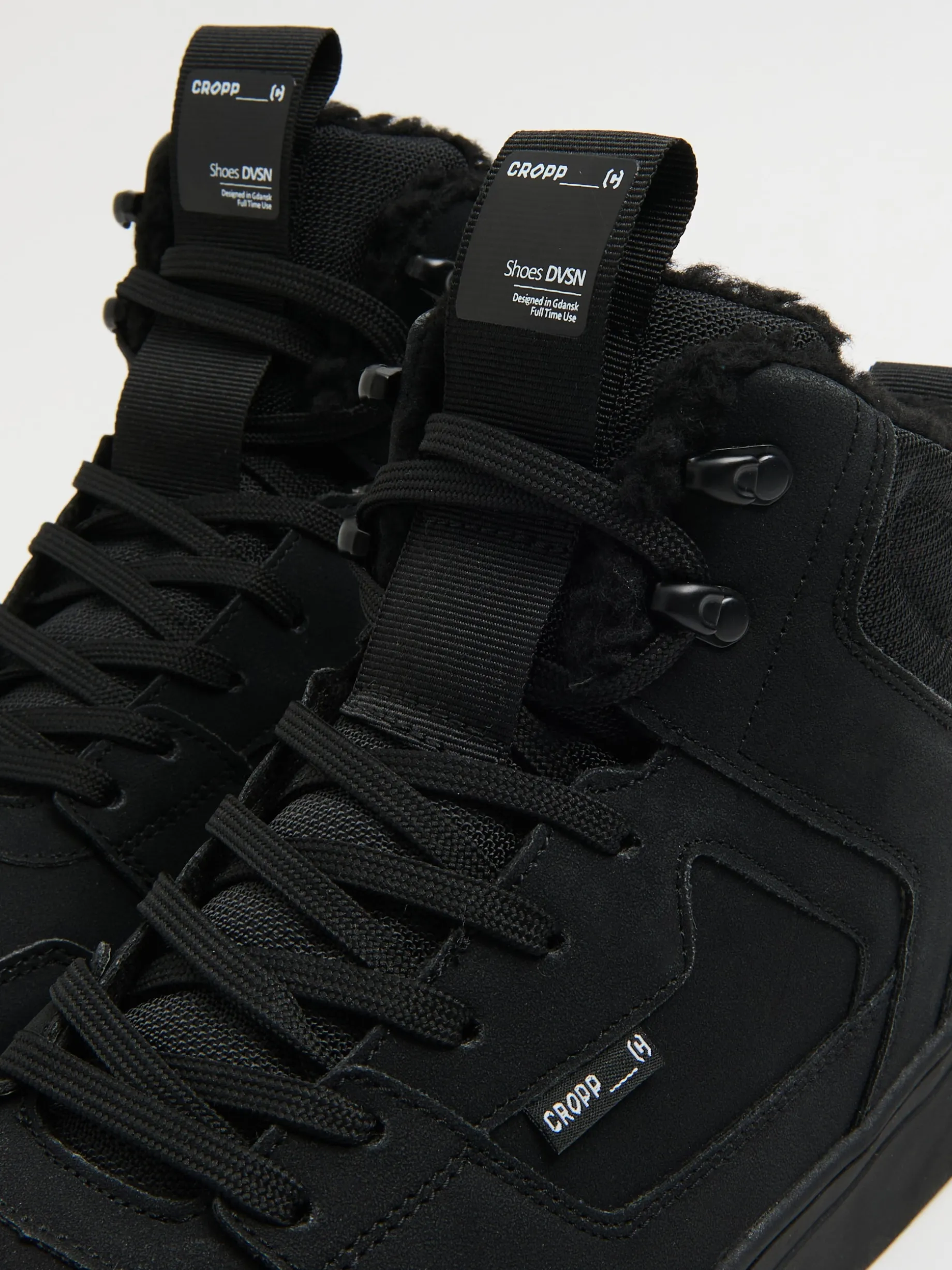 Czarne sneakersy ze sztucznym barankiem