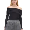 Czarny sweter typu carmen