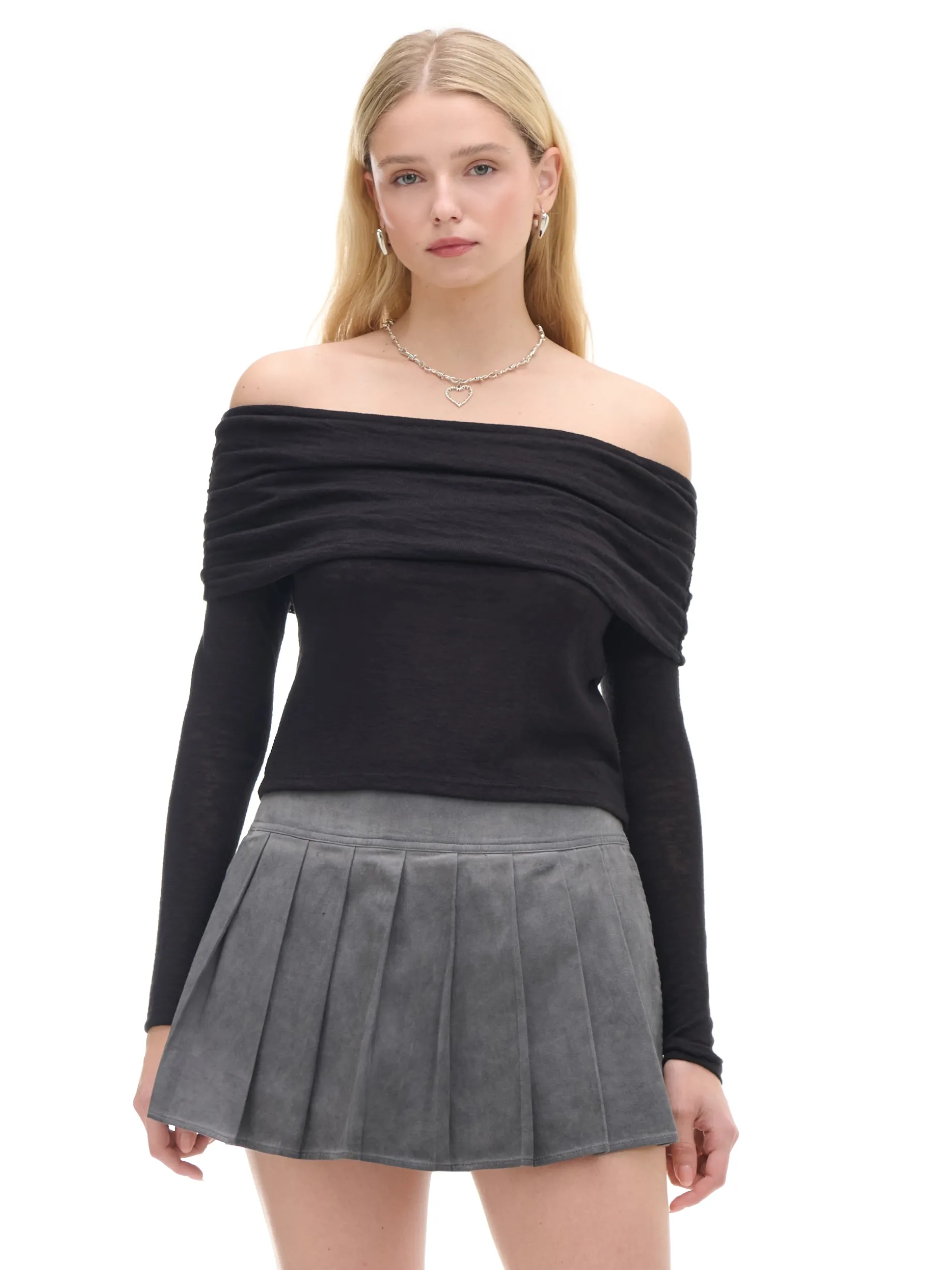 Czarny sweter typu carmen