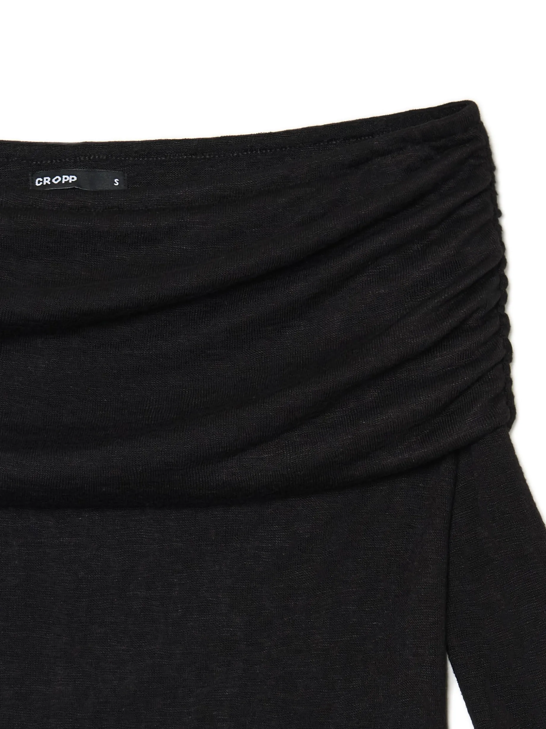 Czarny sweter typu carmen