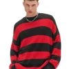Czerwony sweter w paski