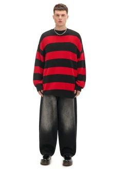 Czerwony sweter w paski