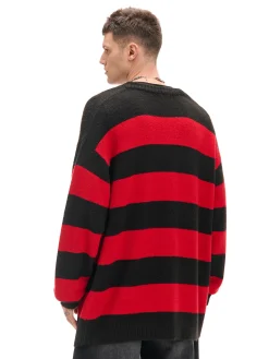 Czerwony sweter w paski