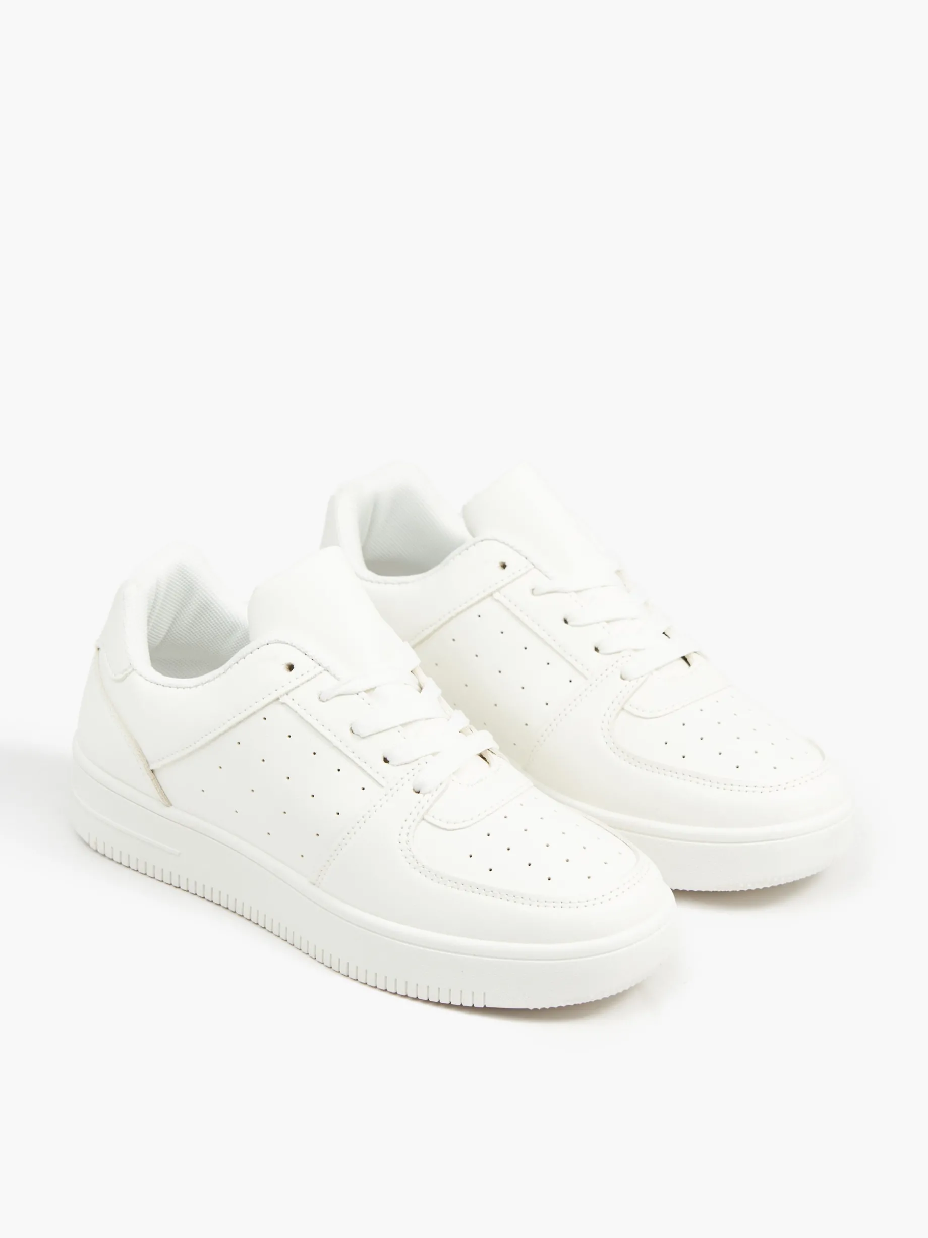 Gładkie białe sneakersy