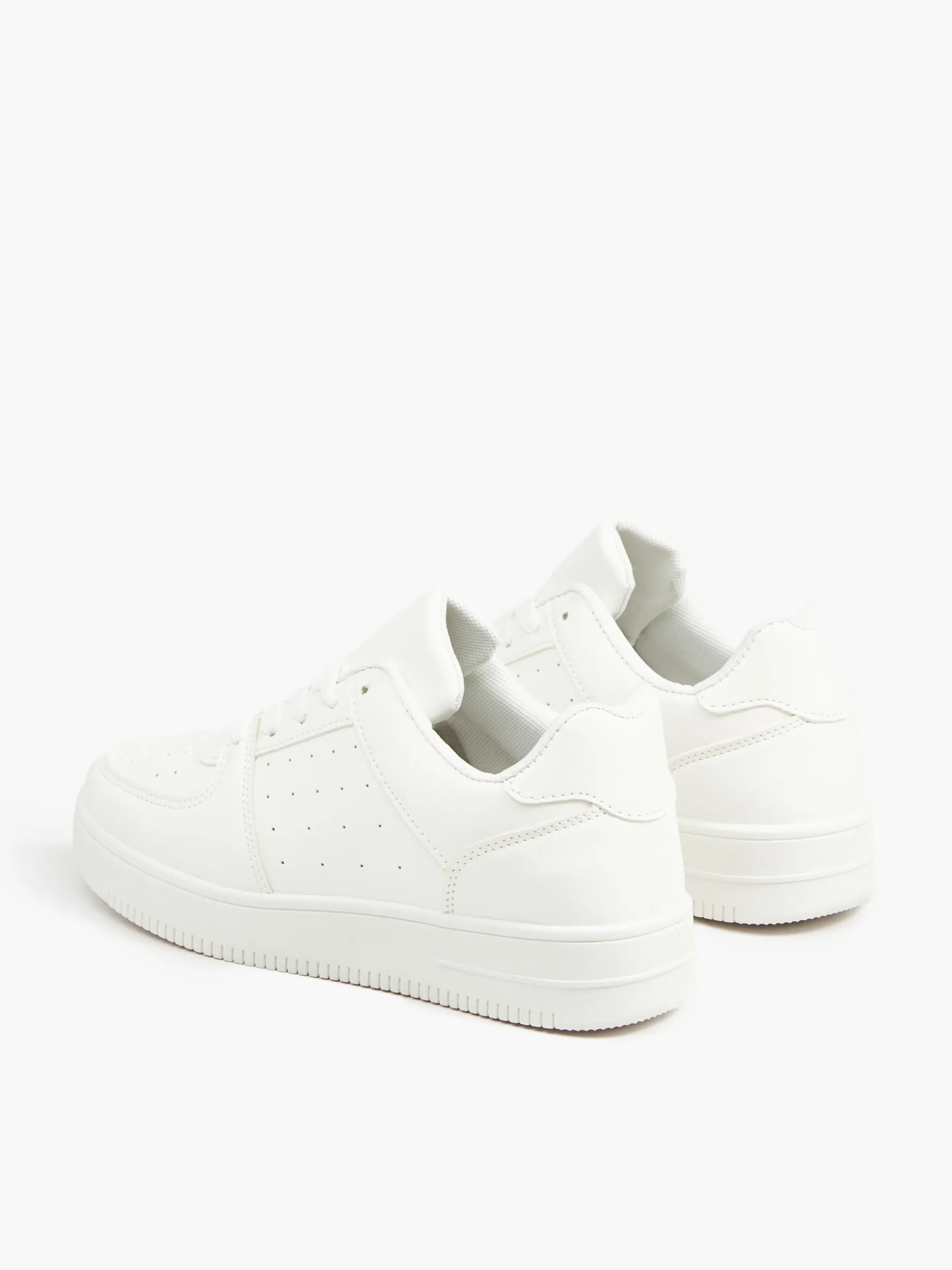 Gładkie białe sneakersy