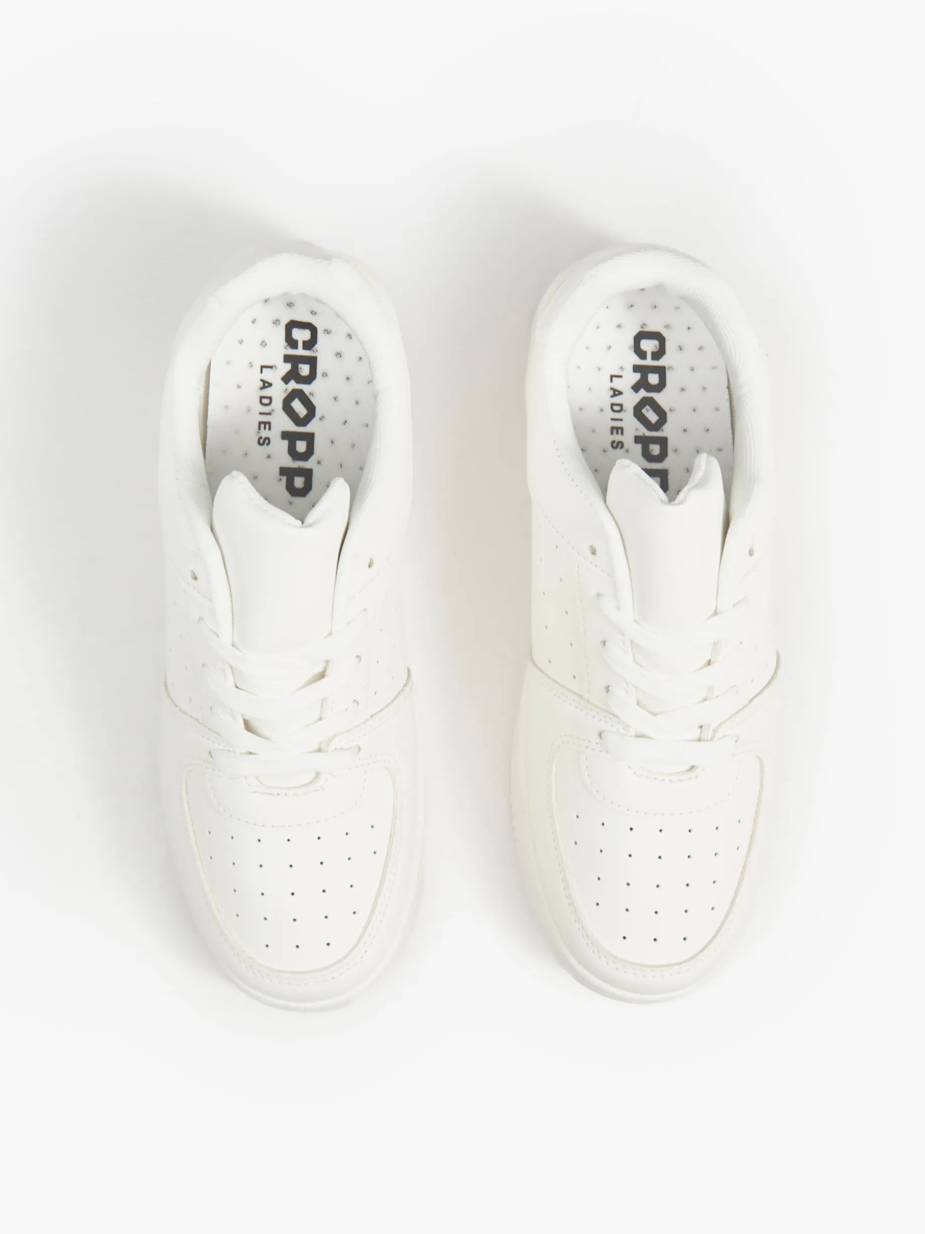 Gładkie białe sneakersy