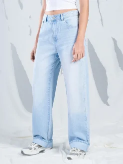 Jasne jeansy straight z efektem sprania