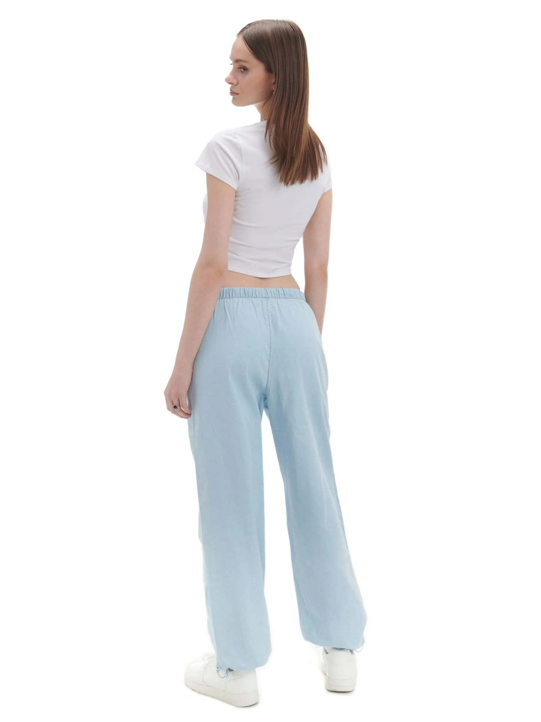 Jasnoniebieskie jeansy parachute