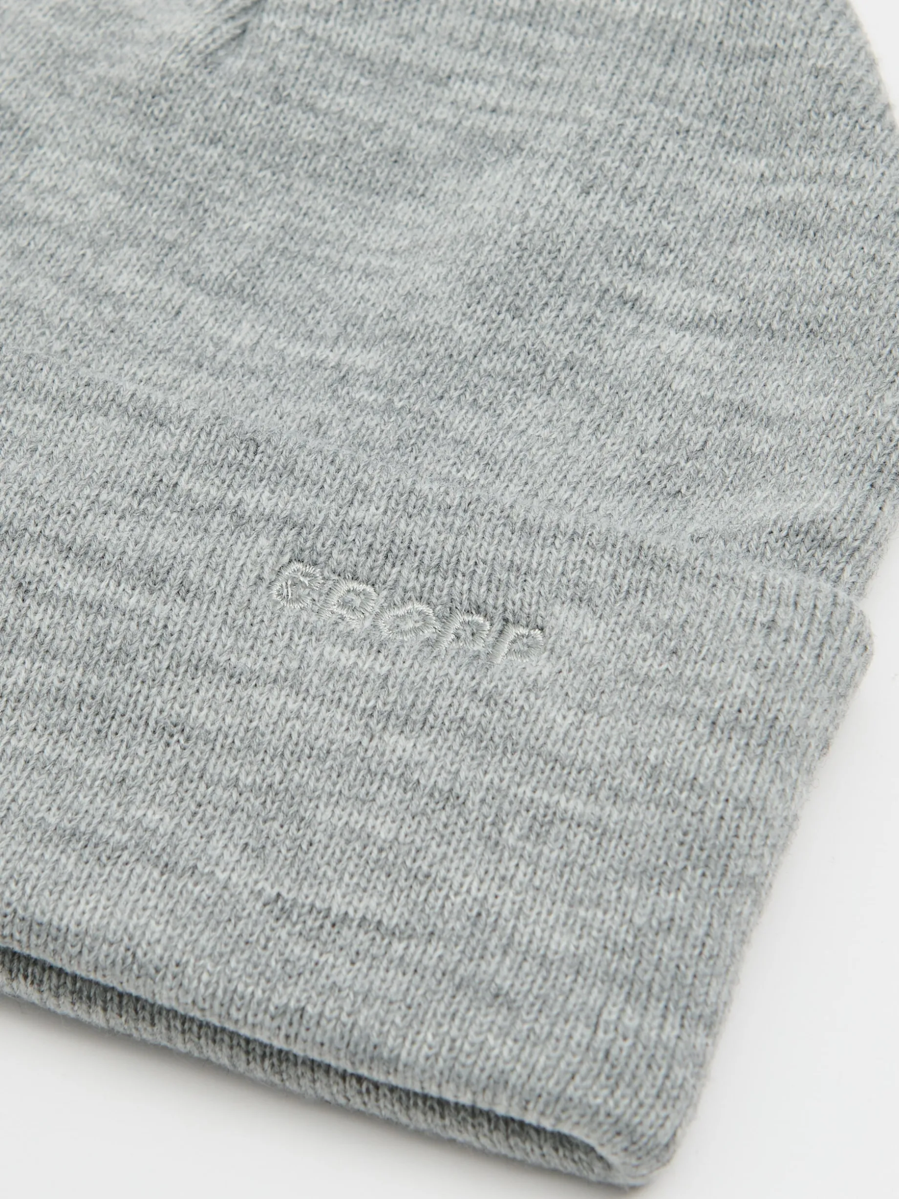 Jasnoszara czapka beanie z naszywką