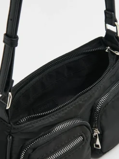Mała czarna torebka crossbody