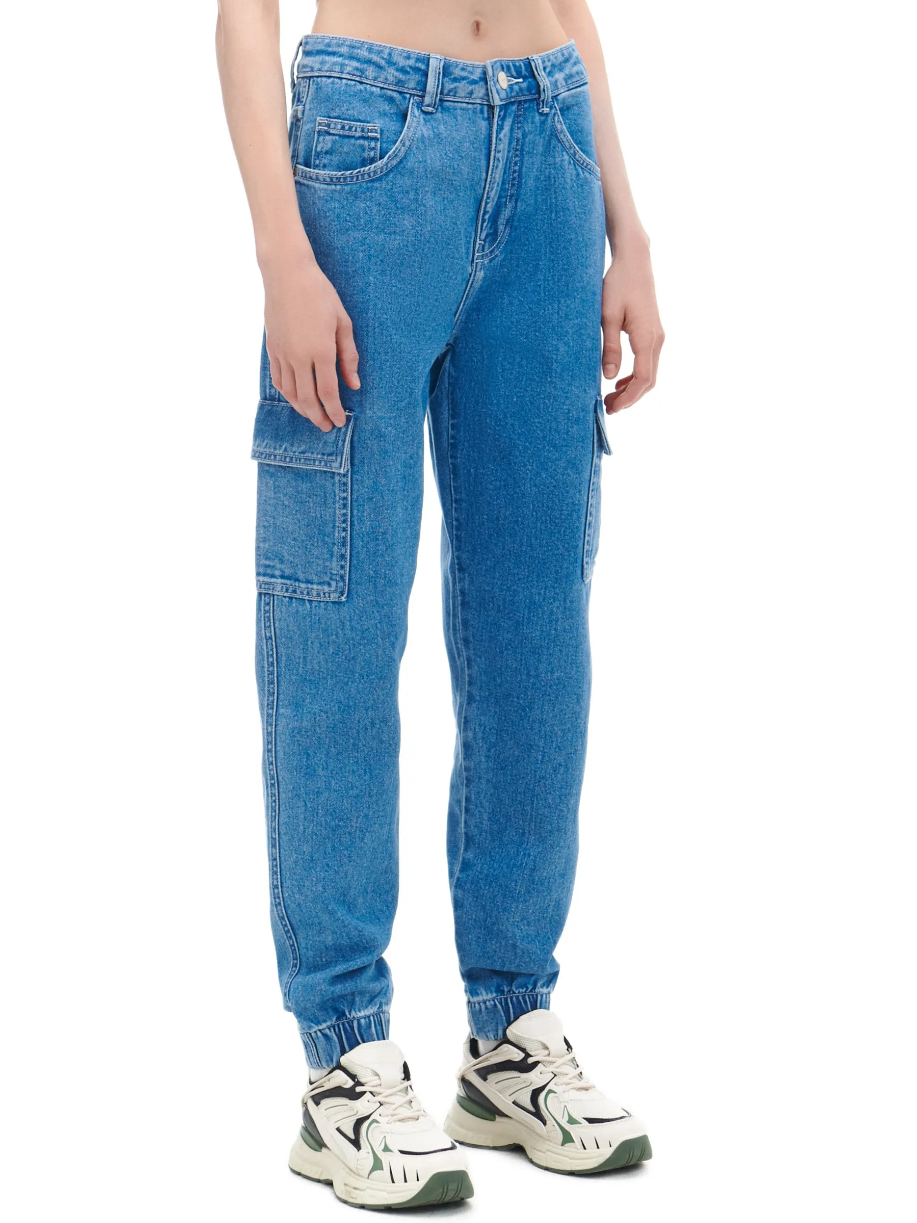 Niebieskie jeansowe joggery cargo