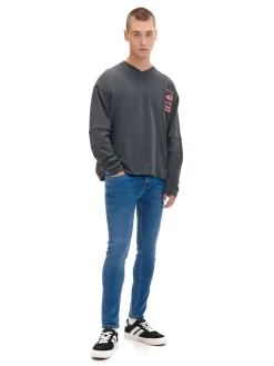 Niebieskie jeansy skinny