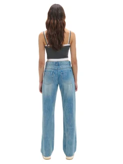 Niebieskie jeansy straight