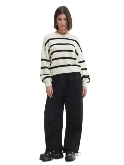 Pasiasty sweter z szerokim rękawem