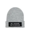 Szara czapka z personalizowanym napisem