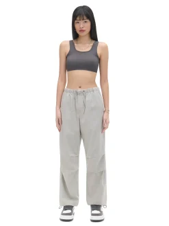 Szary crop top na ramiączkach