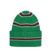 Zielona czapka beanie w paski